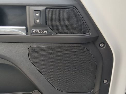 Used 2025 Land Rover Defender 110 X-Dynamic SE image 32