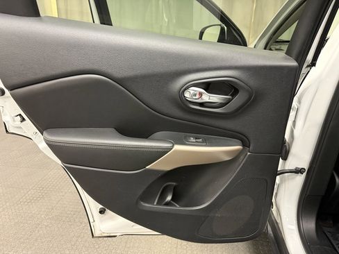 Used 2017 Jeep Cherokee Limited image 22