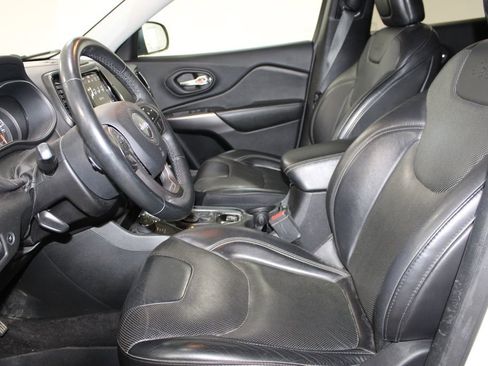 Used 2019 Jeep Cherokee Limited image 16