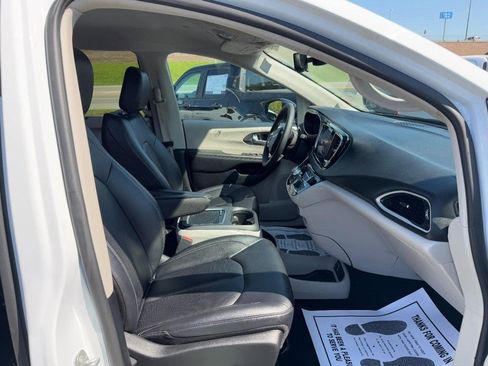 Used 2024 Chrysler Pacifica Touring-L FWD image 16