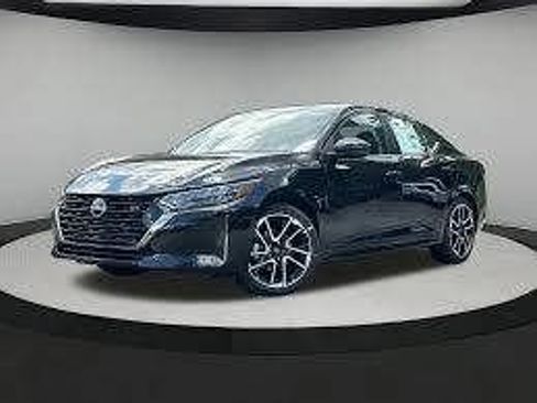 Used 2025 Nissan Sentra SR FWD image 2