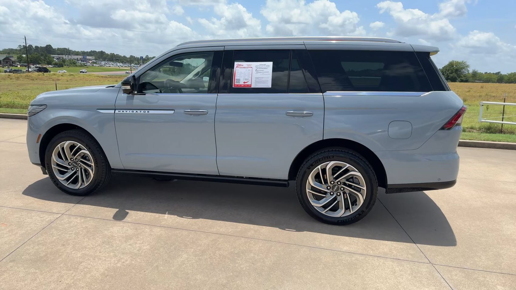 Used 2025 Lincoln Navigator Reserve AWD/4WD image 6