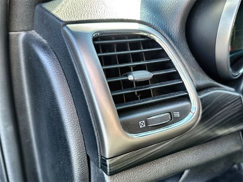 Used 2019 Jeep Grand Cherokee Altitude image 15