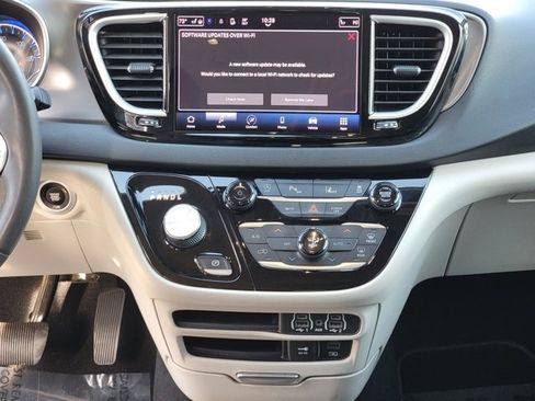 Used 2022 Chrysler Pacifica Touring-L image 26