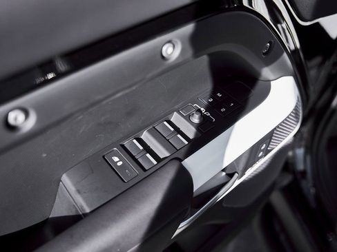 Used 2024 Land Rover Defender 110 SE image 43