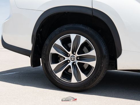 Used 2021 Toyota Highlander XLE AWD/4WD image 11