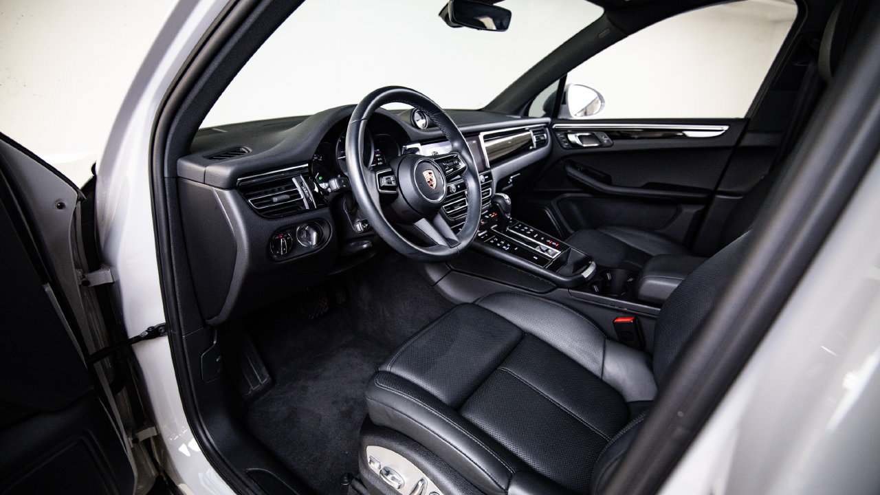 Certified 2023 Porsche Macan AWD/4WD image 4