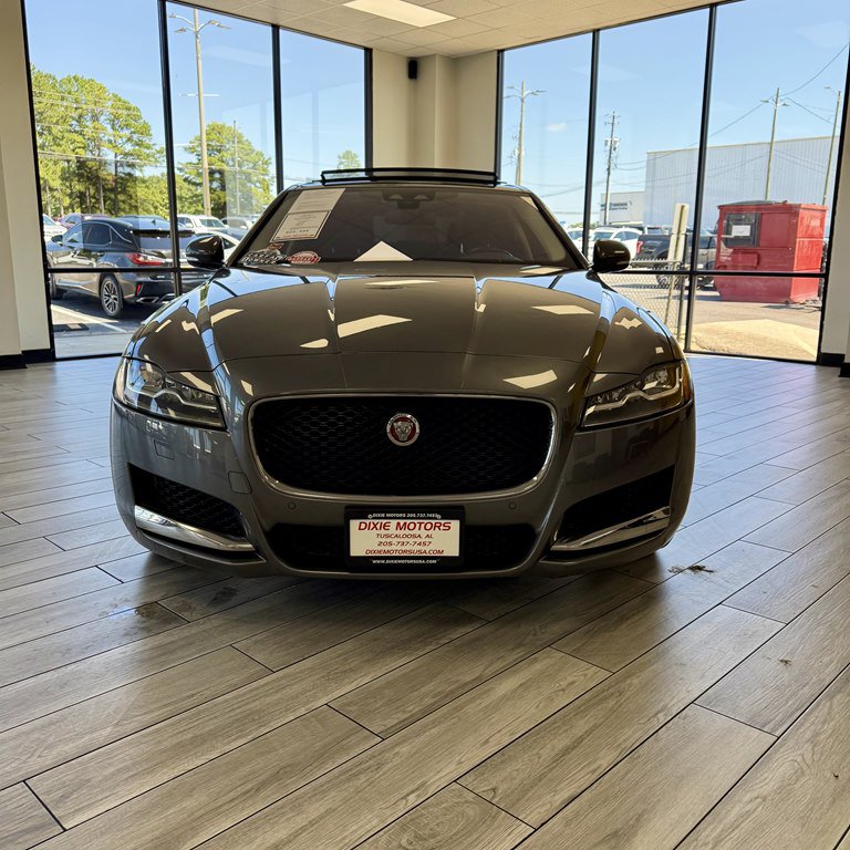 Used 2018 Jaguar XF Premium AWD/4WD image 2