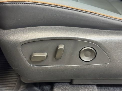 Used 2025 GMC Acadia AT4 w/ Luxury Package image 12