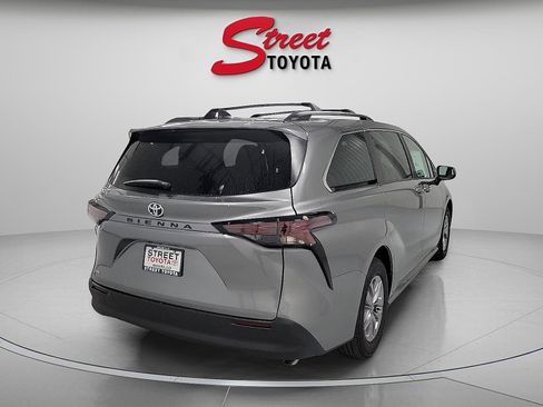 Used 2026 Toyota Sienna LE FWD image 4