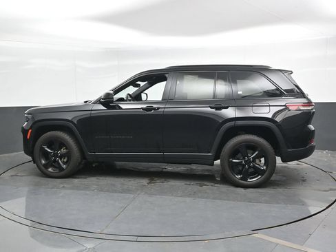 Used 2023 Jeep Grand Cherokee Altitude AWD/4WD image 9