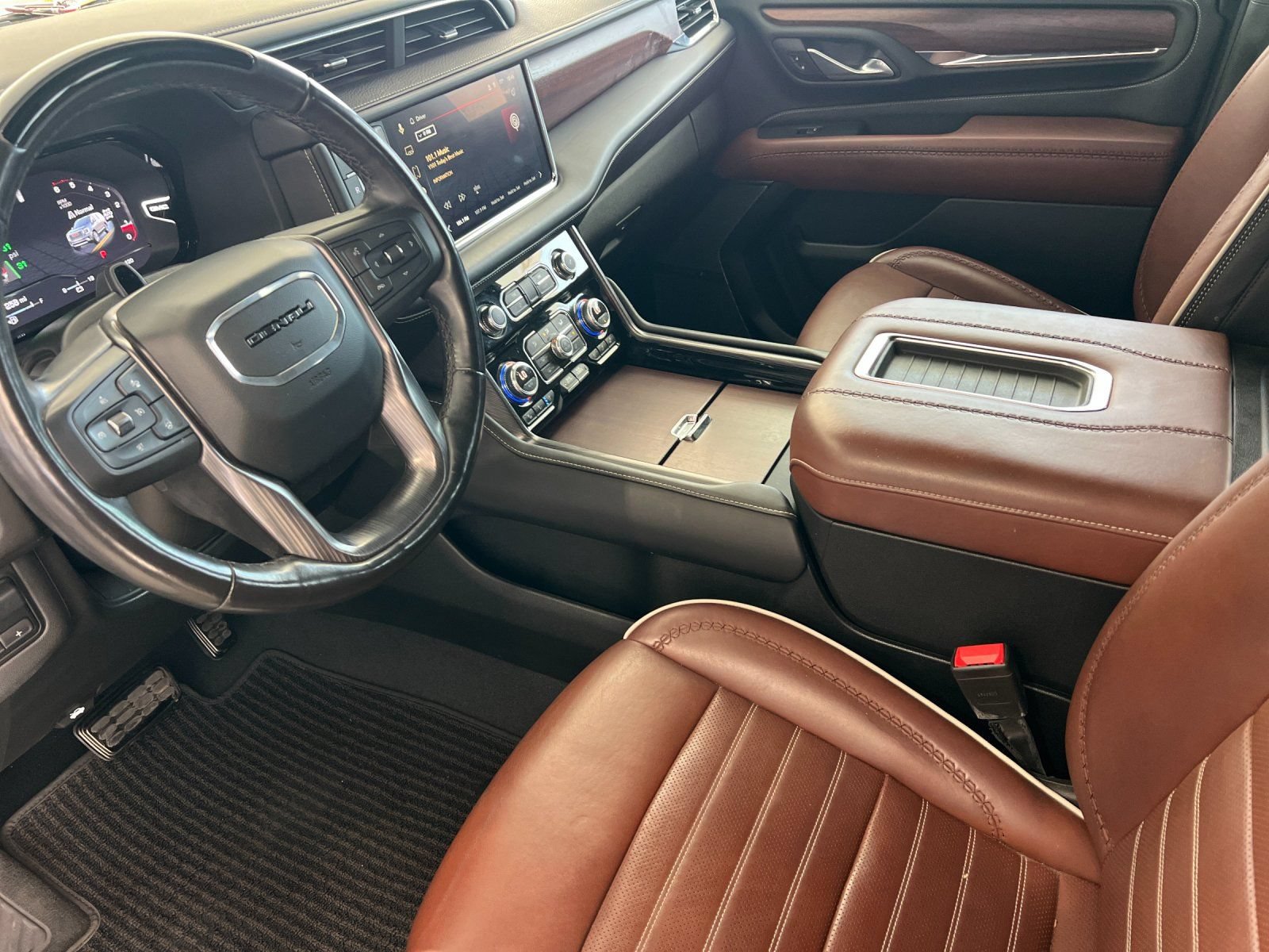 Used 2023 GMC Yukon Denali Ultimate w/ LPO, Floor Liner Package AWD/4WD image 9