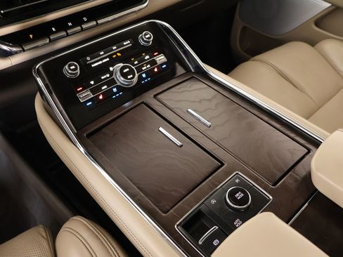 Used 2024 Lincoln Navigator Reserve AWD/4WD image 9