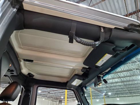 Used 2016 Jeep Wrangler Unlimited Rubicon w/ Connectivity Group AWD/4WD image 15