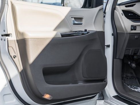 Used 2020 Toyota Sienna XLE image 36