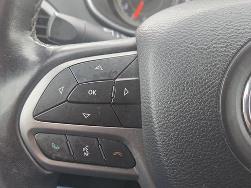 Used 2019 Jeep Cherokee Latitude w/ Cold Weather Group AWD/4WD image 37