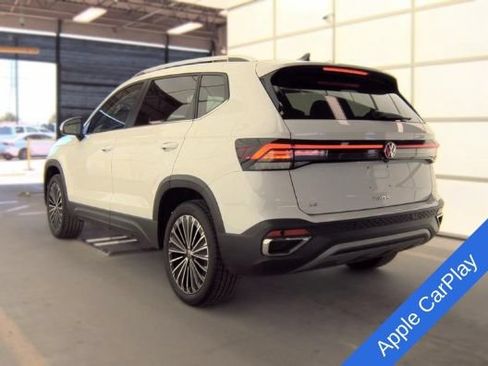 Used 2025 Volkswagen Taos SE FWD image 2