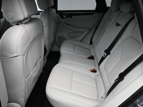 Certified 2025 Porsche Macan AWD/4WD image 7