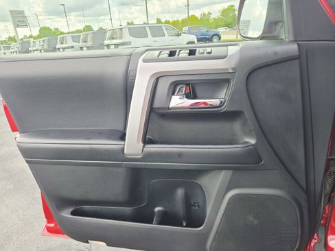 Used 2022 Toyota 4Runner SR5 AWD/4WD image 38