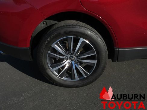 Certified 2022 Toyota Venza LE image 3