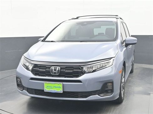 Used 2025 Honda Odyssey Touring image 3