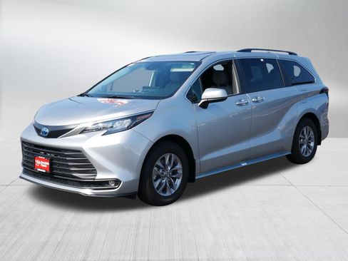 Certified 2025 Toyota Sienna XLE w/ XLE Plus Package AWD/4WD image 3