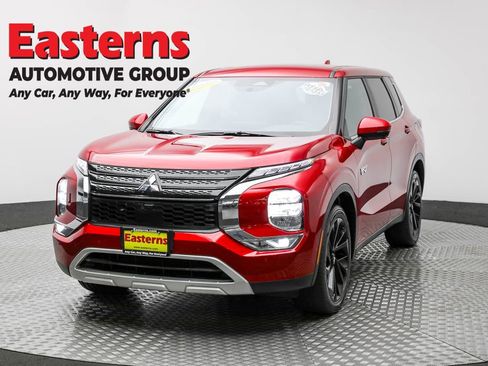 Used 2023 Mitsubishi Outlander SE image 1