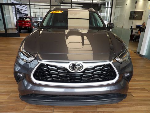 Used 2024 Toyota Highlander XLE AWD/4WD image 2