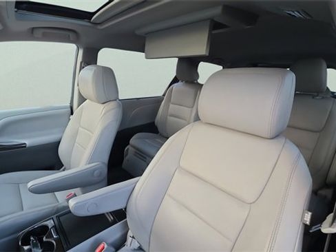 Used 2020 Toyota Sienna Limited image 15