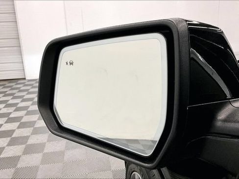Used 2023 Chevrolet Traverse High Country FWD image 32