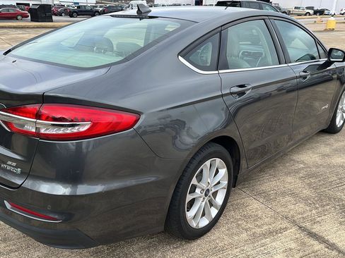 Used 2019 Ford Fusion SE image 4