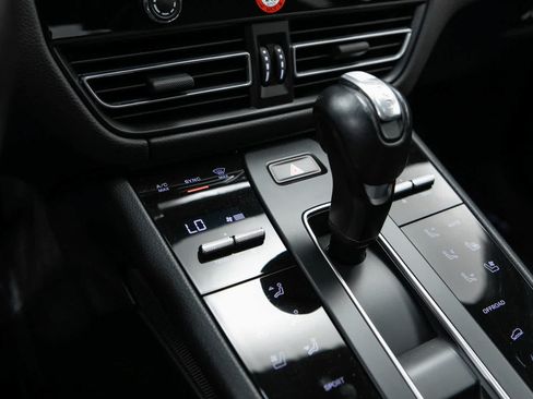 Certified 2024 Porsche Macan AWD/4WD image 28