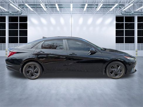 Used 2022 Hyundai Elantra SEL image 3