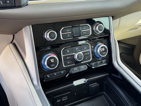 Used 2023 GMC Yukon XL Denali AWD/4WD image 26
