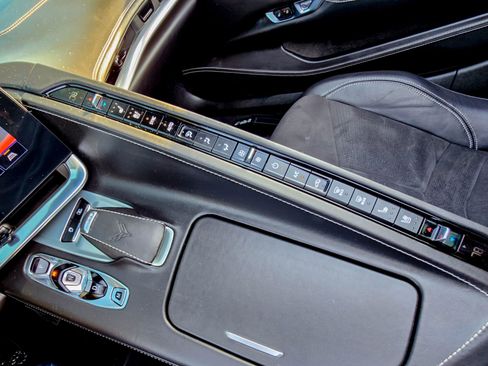 Used 2021 Chevrolet Corvette Stingray Premium Conv w/ Z51 Performance Package image 10