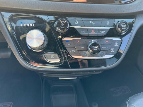 Used 2020 Chrysler Pacifica Touring-L FWD image 28
