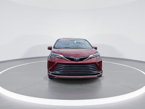 Used 2025 Toyota Sienna Platinum image 3
