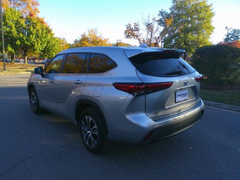 Used 2023 Toyota Highlander XLE image 9