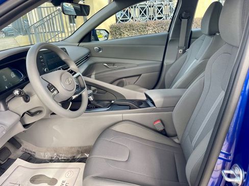 Used 2025 Hyundai Elantra SE image 9