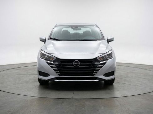 Used 2025 Nissan Versa SV image 2