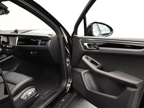Used 2025 Porsche Macan image 48