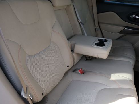 Used 2019 Jeep Cherokee Latitude w/ Cold Weather Group AWD/4WD image 29