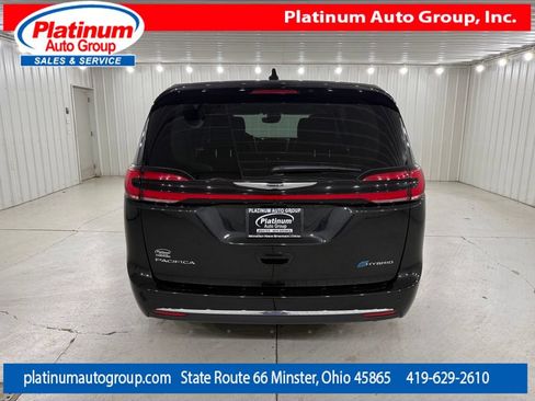 Used 2023 Chrysler Pacifica Limited FWD image 4