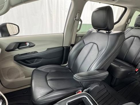 Used 2023 Chrysler Pacifica Touring-L AWD/4WD image 13