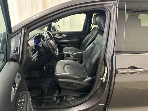 Used 2020 Chrysler Pacifica Touring-L w/ S Appearance Package image 6