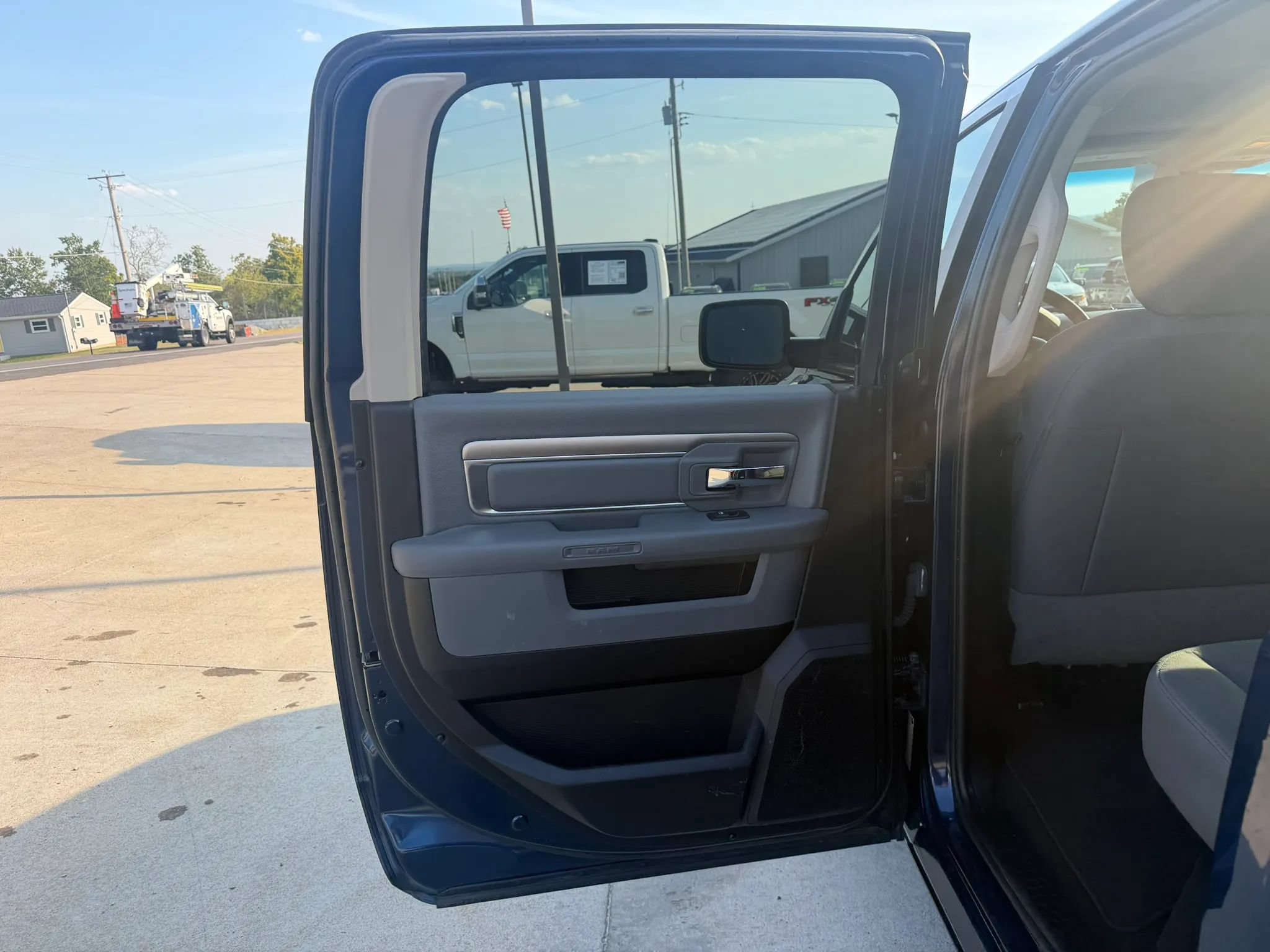Used 2020 RAM 1500 Classic SLT AWD/4WD image 34