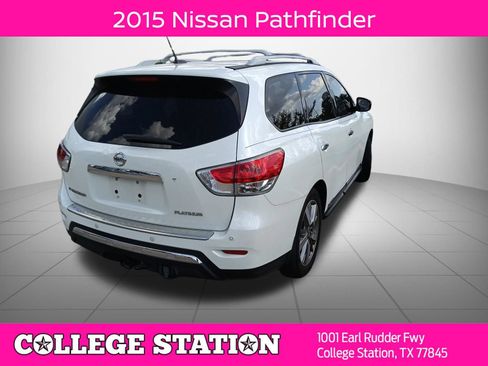 Used 2015 Nissan Pathfinder Platinum FWD image 2