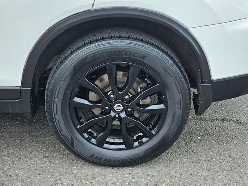 Used 2017 Nissan Rogue SV image 9