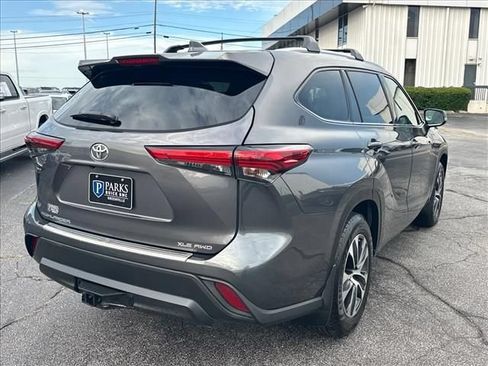 Used 2020 Toyota Highlander XLE AWD/4WD image 11