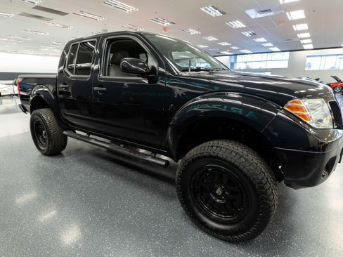 Used 2020 Nissan Frontier SV w/ Midnight Edition Floor Mats RWD image 4